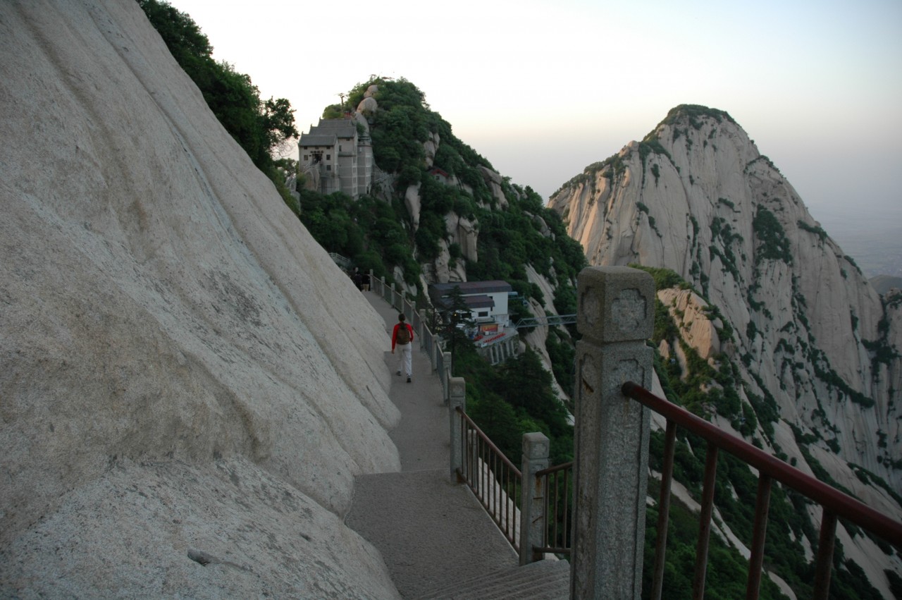 Тропа смерти (Huashan Mountain). Слабонервным лучше даже не смотреть. Тропа смерти (Huashan Mountain). Слабонервным лучше даже не смотреть.