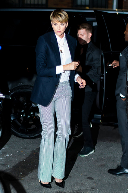 Шуба, клеш и мини: три новых образа Шарлиз Терон с показов фильма "Скандал" в Нью-Йорке Шуба, клеш и мини: три новых образа Шарлиз Терон с показов фильма "Скандал" в Нью-Йорке Звездный стиль