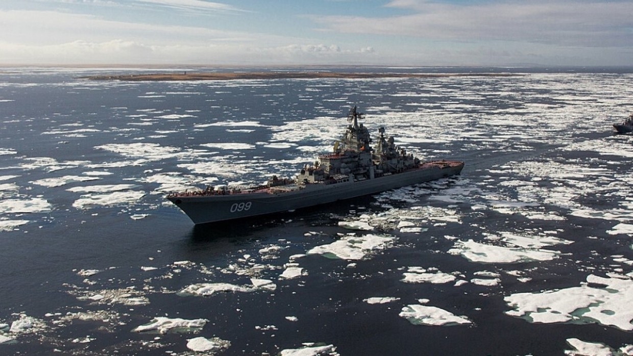 Путин назвал строительство Северного широтного хода приоритетной задачей в Арктике Политика