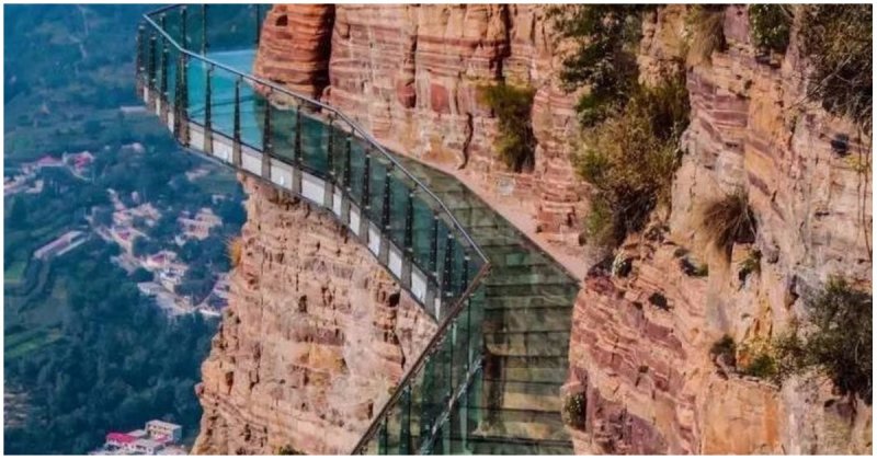 Не для слабонервных: стеклянный мост в Китае пошел трещинами под ногами туристов