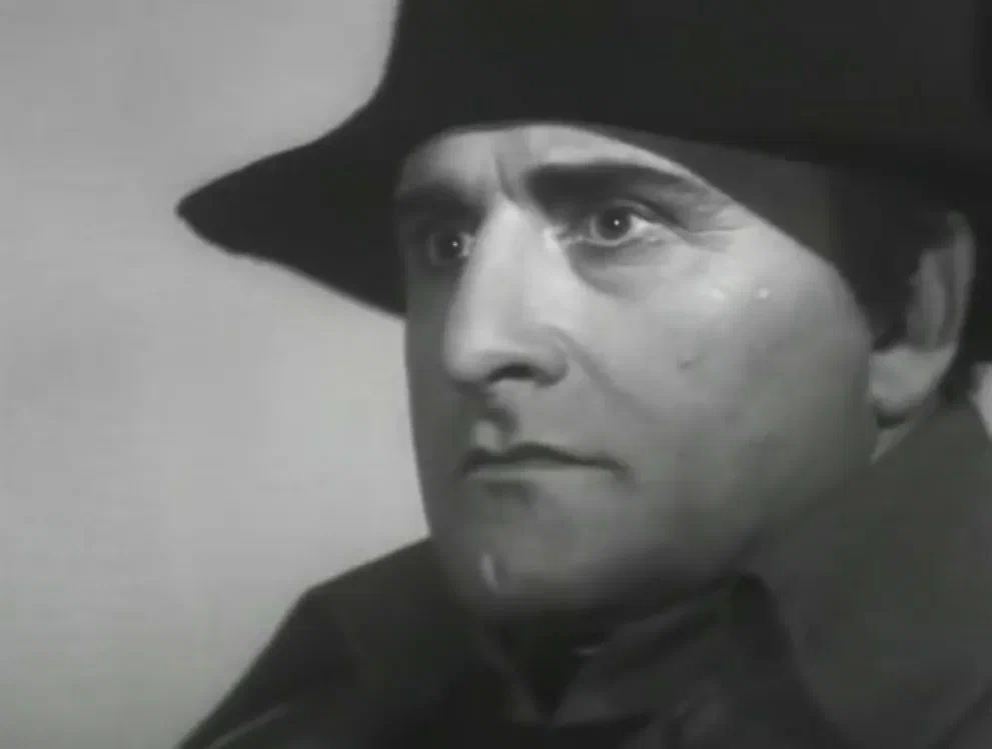 Наполеон перед выходом из России, кадр из советского фильма "Кутузов" 1943