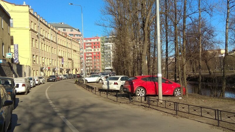 Набережная реки смоленки, СПб. Огородили газоны. авто, асфальт, дорожные работы, замурованные, парковка