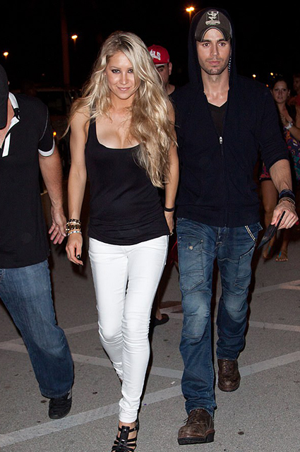 Танцуют все! Анна Курникова — на столе в бикини и на шпильках: видео Танцуют все! Анна Курникова — на столе в бикини и на шпильках: видео экстерьер