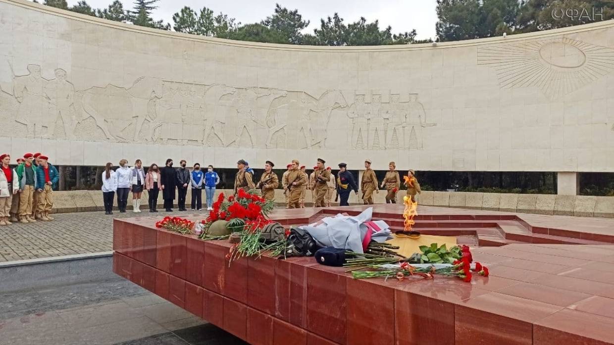 В Крыму поздравили ветеранов ВОВ и возложили цветы к Вечному огню в День защитника Отечества Общество