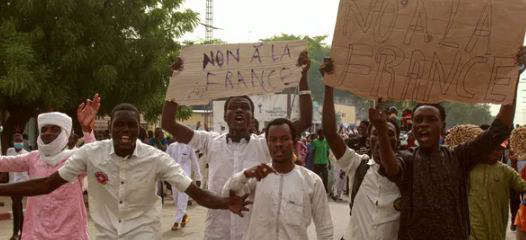 «Парижу пора уходить»: африканцы вышли на многотысячные митинги против французского неоколониализма Весь мир