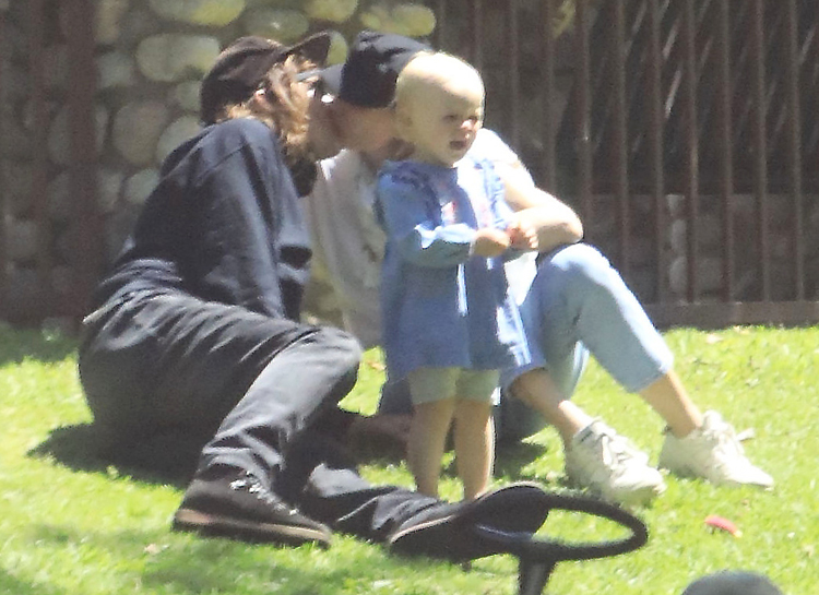 Диана Крюгер и Норман Ридус не скрывали своих чувств на пикнике с дочкой Диана Крюгер и Норман Ридус не скрывали своих чувств на пикнике с дочкой Звезды,Звездные пары