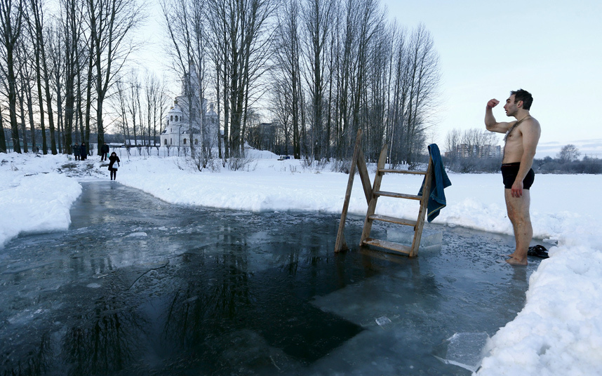 18. Прорубь в форме креста в Минске. 