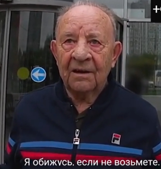 Парень раздал 100 000 рублей ветеранам (видео)