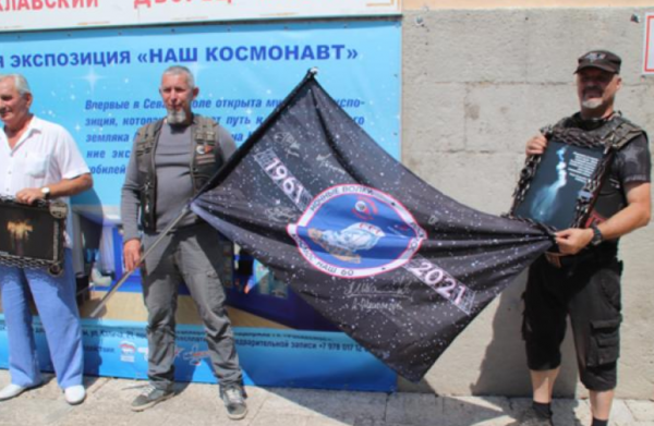 «Ночные волки» привезли в Севастополь флаг покорителей космоса 