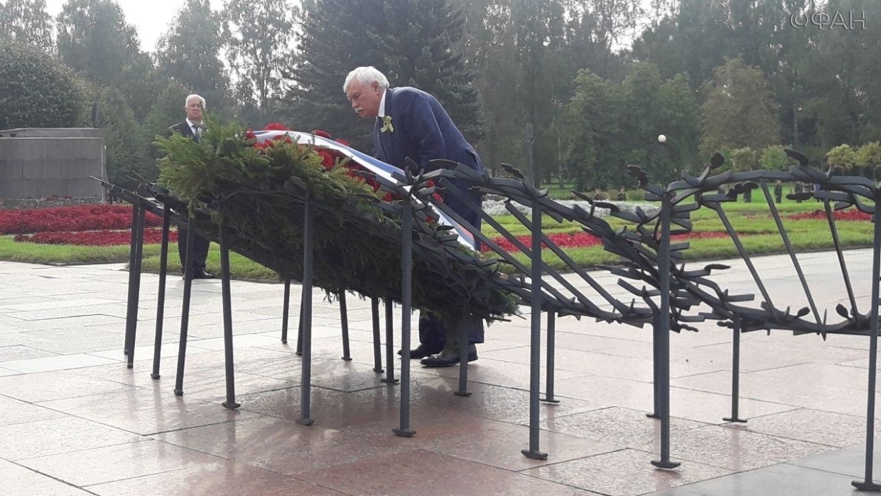 Петербуржцы возложили цветы на Пискаревском кладбище в память о жертвах блокады Ленинграда