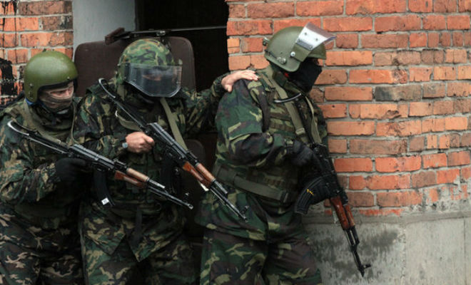 Зачем спецназ держит друг друга за плечо Зачем спецназ держит друг друга за плечо бой