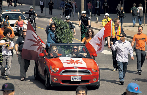 Марш за легализацию марихуаны в Торонто. Может, они поэтому все такие странные? Фото: Heck-aitomix.livejournal.com