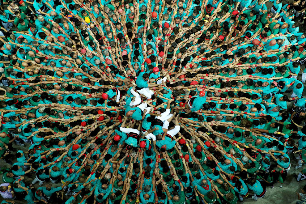 Испанские «башни» из людей Испанские «башни» из людей испания