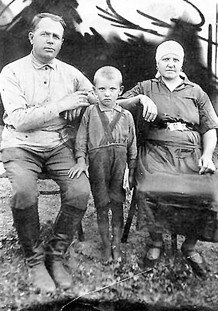 Будущий генсек с дедом Пантелеем и бабушкой Василисой