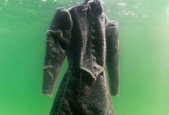 Одежду опустили на 2 года в воду Мертвого моря и стали наблюдать Сигалит, платье, больше, решила, опустить, говорит, смогла, поднять, поверхность, полностью, покрывал, толстый, соотвественно, тяжелый, солиСмысл, всего, действа, напомнить, хотела, проекта