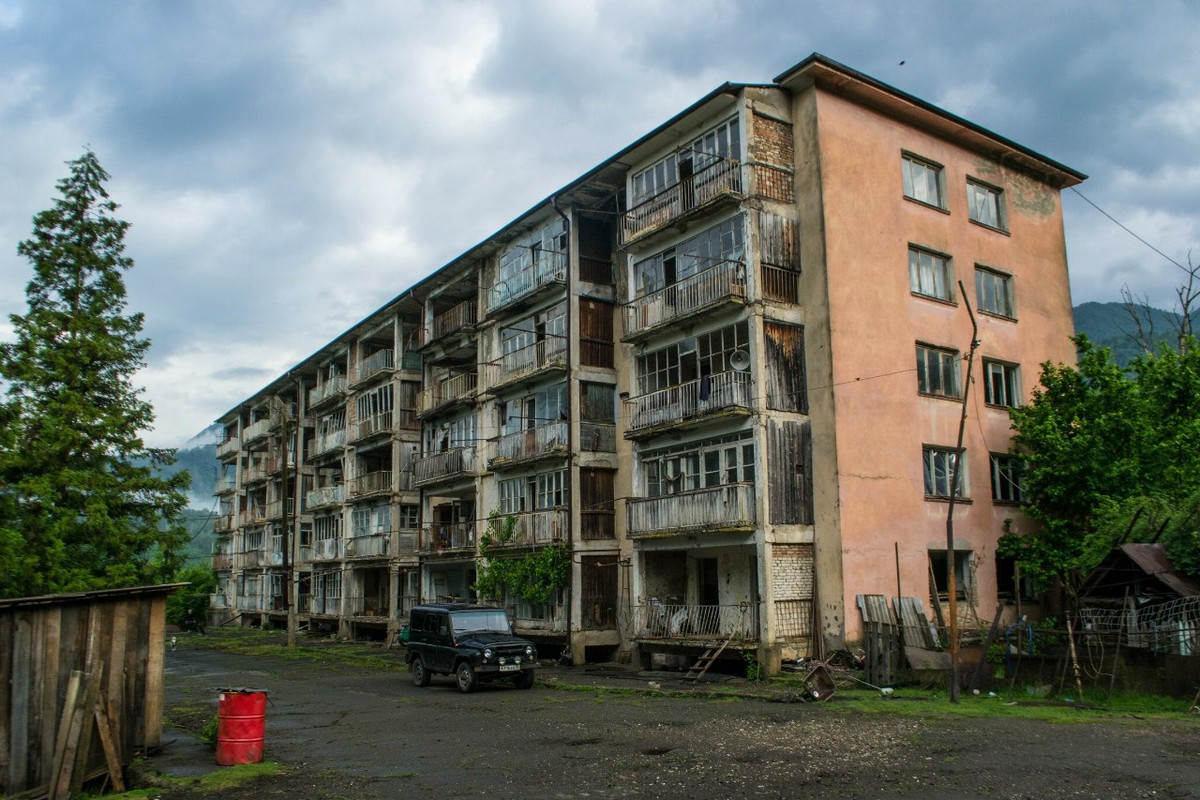 Заброшенные города ссср. Поселок Поляна Ткварчели. Сухум город призрак. Брошенный город в Абхазии. Квартал Абхазия город.