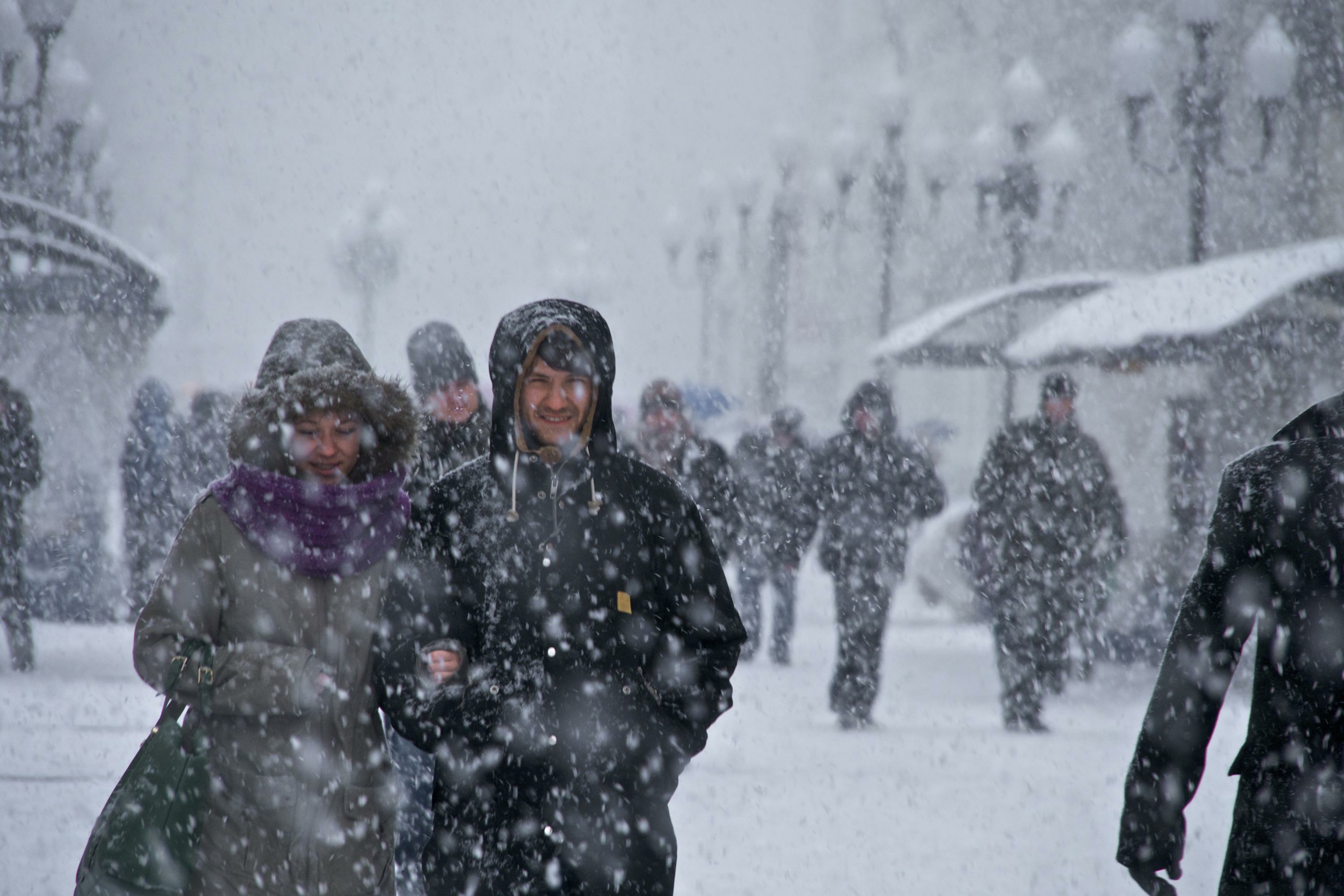 В холодные зимы в метели. Метель в Москве. Сильная метель в городе. Пурга снег Мороз. Метель в городе фото.