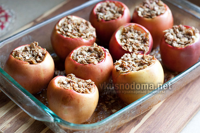  Поставьте яблоки в духовку. Теперь ваш дом наполнится чудесным ароматом, и можно наконец доесть остатки начинки.