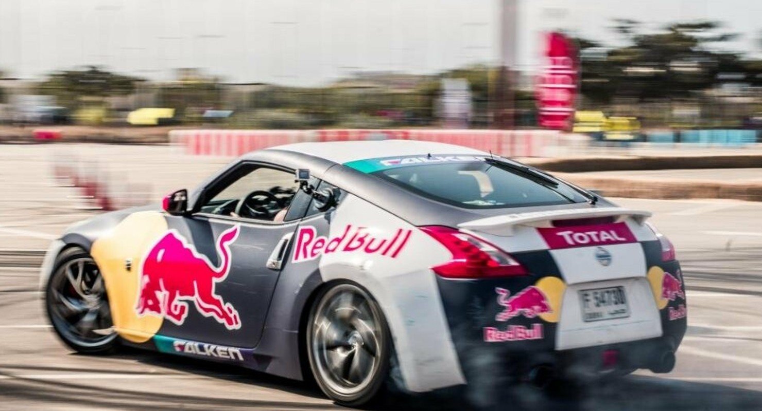 Red Bull снял рекламу с парным дрифтом на Софийской площади в Киеве: компании грозит уголовное дело Red Bull снял рекламу с парным дрифтом на Софийской площади в Киеве: компании грозит уголовное дело Автомобили