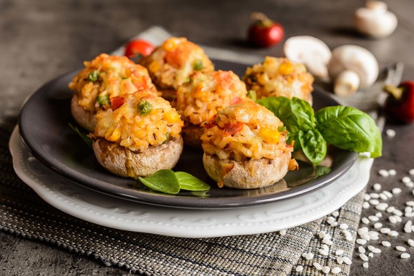 Гармония вкуса: блюда с шампиньонами масло, грибы, минут, шампиньоны, перец, добавьте, масле, кубиками, чтобы, растительном, хорошо, выложите, течение, маслом, обжарьте, нарежьте, зеленью, посолите, после, черный