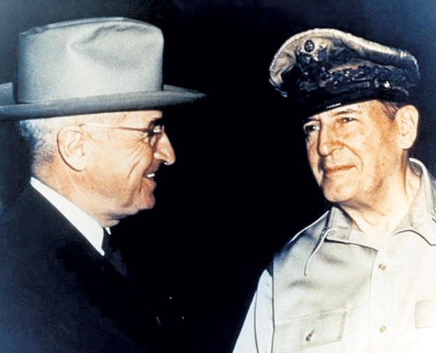 Президент США ТРУМЭН с «японским наместником» генералом МАКАРТУРОМ