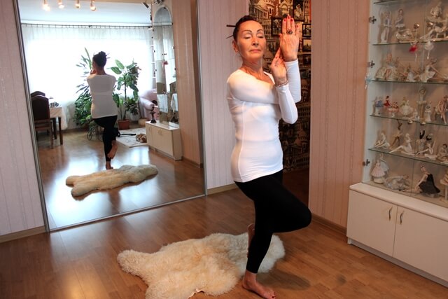 70-летняя женщина показывает позы йоги