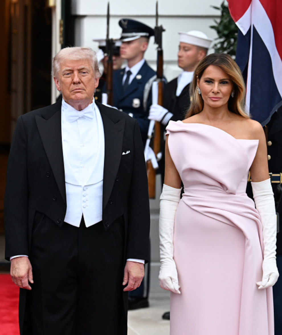 В платье цвета клубничного йогурта и белых перчатках: Мелания Трамп на банкете в Белом доме Трамп, Мелания, королева, Камилла, Дональд, королевы, Великобритании, королевской, семьи, которые, Fiona, торжественный, Clare, фотосоцсетиНа, Елизавета, король, ужина, клуба, своей, платье