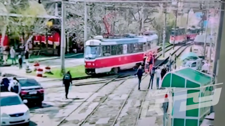 Остановлено движение поездов. Трамвайные рельсы. Рельсовый трамвай. Сход трамвая с рельсов. Сход трамвая с рельсов в Краснодаре.