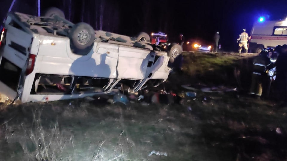 Микроавтобус перевернулся на трассе под Челябинском, пассажир погиб
