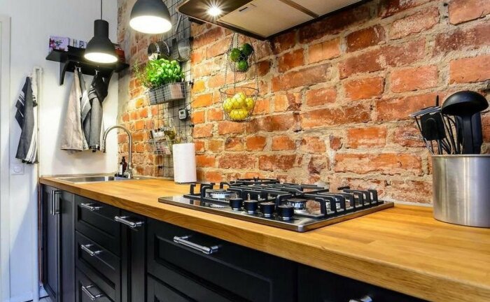 Фартук из кирпича прекрасно вписывается в интерьер лофт. / Фото: vplate.ru