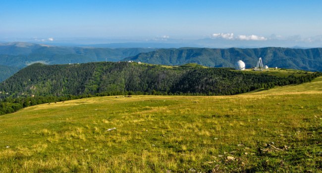 Клуб путешествий Павла Аксенова. Россия. Карачаево-Черкессия. Архыз. Telescope in Caucasus mountains. Фото yana.sutina.gmail.com - Depositphotos