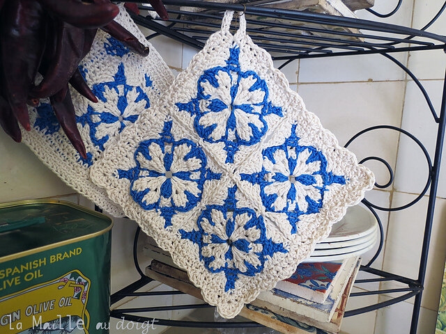 Жаккардовый двухцветный мотив, напоминающий гжельские узоры, выполнен в традиционных цветах Гжели, синем и белом-12
