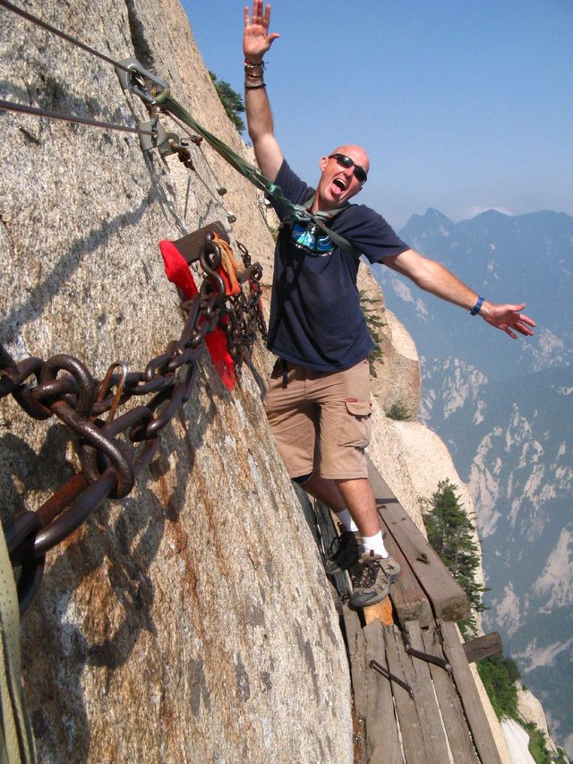 Тропа смерти (Huashan Mountain). Слабонервным лучше даже не смотреть. Тропа смерти (Huashan Mountain). Слабонервным лучше даже не смотреть.
