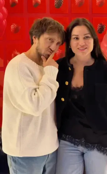 Гости из Comedy Club и торт в виде собаки: Катерина Ковальчук устроила вечеринку-сюрприз для мужа Гарика Харламова в честь его 45-летия Харламов, Гарика, Катерина, КовальчукГарик, рождения, Ковальчук, Гарик, именинника, юморист, Кравец, Марина, женат, Асмус, которой, ягодка, опять, Дорохов, устроила, ХарламовГарик, КовальчукСёстры