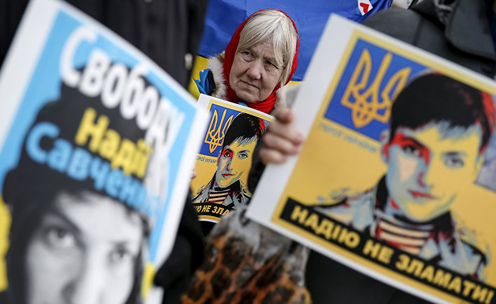 Сторонники Надежды Савченко с плакатами возле посольства России в Киеве