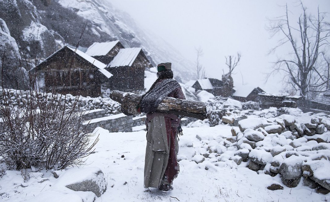Remote life at -21 degree
Автор: Маттиа Пассарини
Женщина возвращается в свой дом, собрав дрова для отопления.