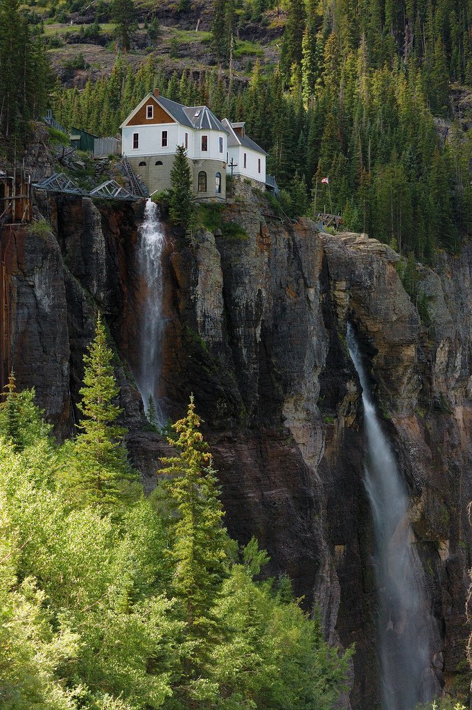 Дом у водопада в Колорадо дом, интересное, красиво, обрыв, строения