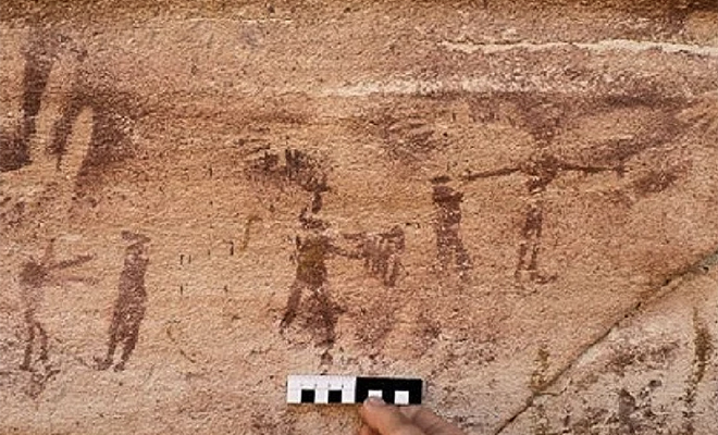 В Сахаре есть пещера со следами ладоней разного размера. Археологи выяснили, что часть сделали не люди отпечатки, длинные, странных, после, наскальных, стенах, ладони, отпечатков, размер, меньше, детской, Одним, человеческой Ученые, сразу, отмели, искусственного, рисования, посколько, непропорционально, подобных