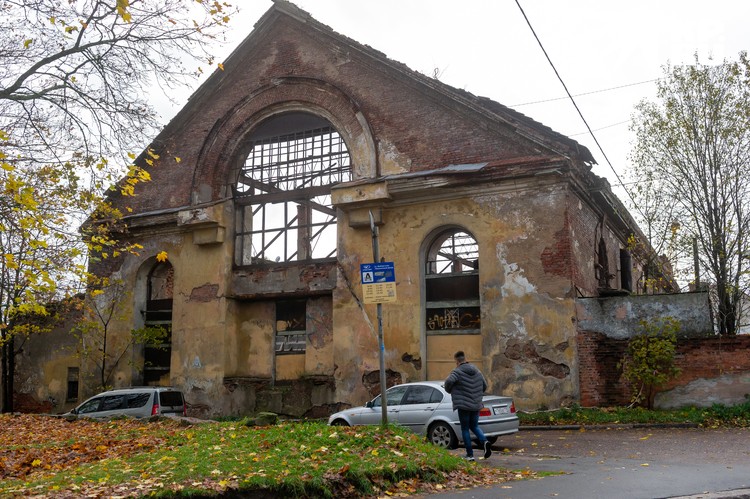 В Старом городе что ни здание - то памятник. Вот, например, Доминиканский собор 15-го века постройки. В таком состоянии он пребывает уже несколько десятилетий.