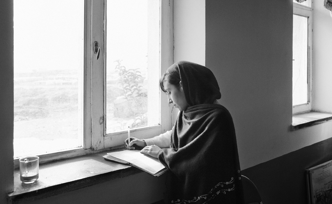 Мина Кешвар Камаль
Эта афганская защитница женских прав и свобод не побоялась основать Революционную ассоциацию по правам женщин в одной из самых ортодоксальных стран мира. Мина была убита в 1987 году, но дело ее пытается жить и до сих пор.