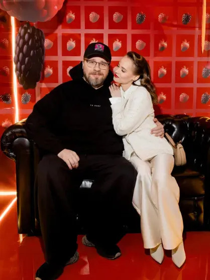 Гости из Comedy Club и торт в виде собаки: Катерина Ковальчук устроила вечеринку-сюрприз для мужа Гарика Харламова в честь его 45-летия Харламов, Гарика, Катерина, КовальчукГарик, рождения, Ковальчук, Гарик, именинника, юморист, Кравец, Марина, женат, Асмус, которой, ягодка, опять, Дорохов, устроила, ХарламовГарик, КовальчукСёстры