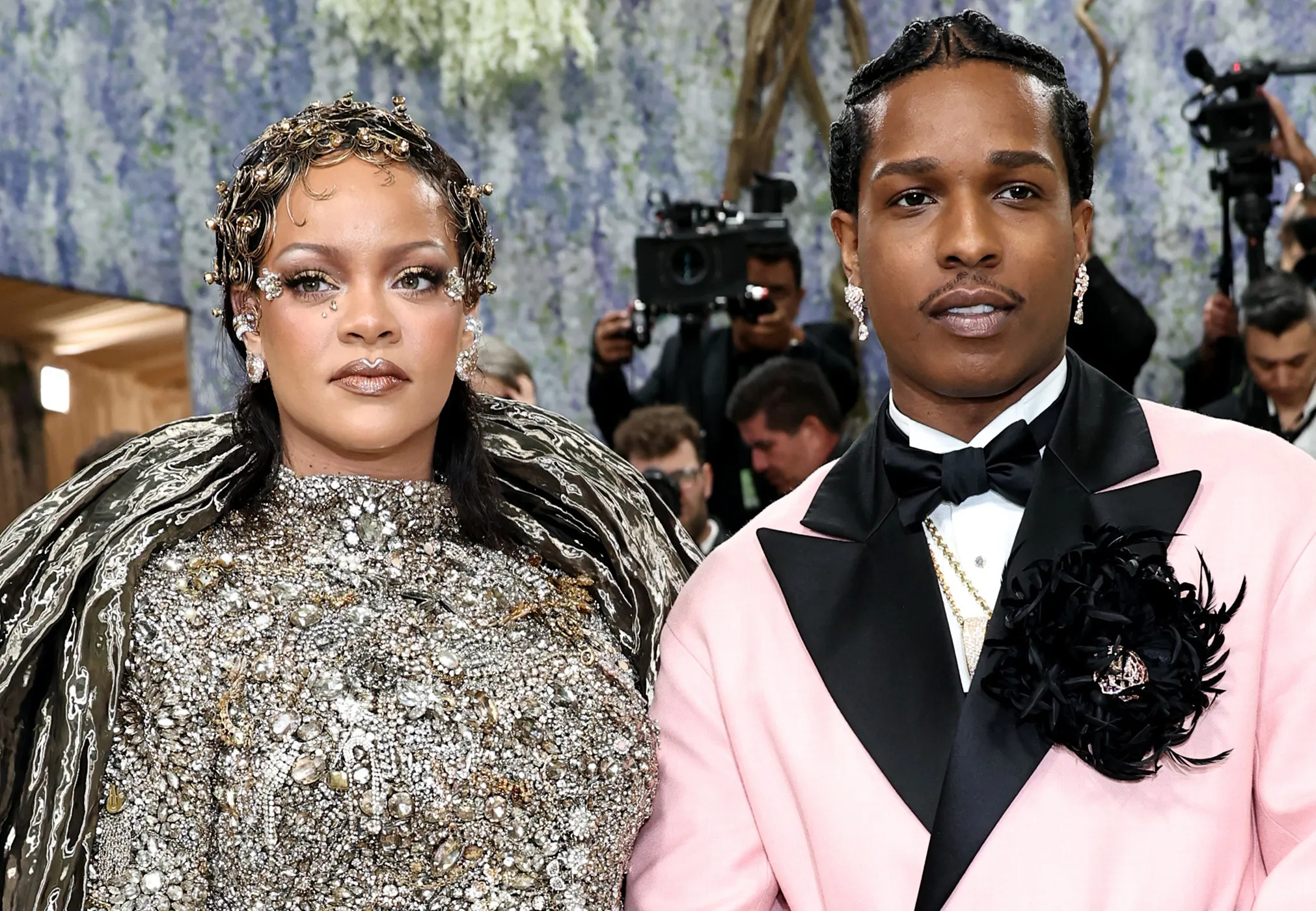 Рианна и A$AP Rocky появились на красной дорожке Met Gala — 2026