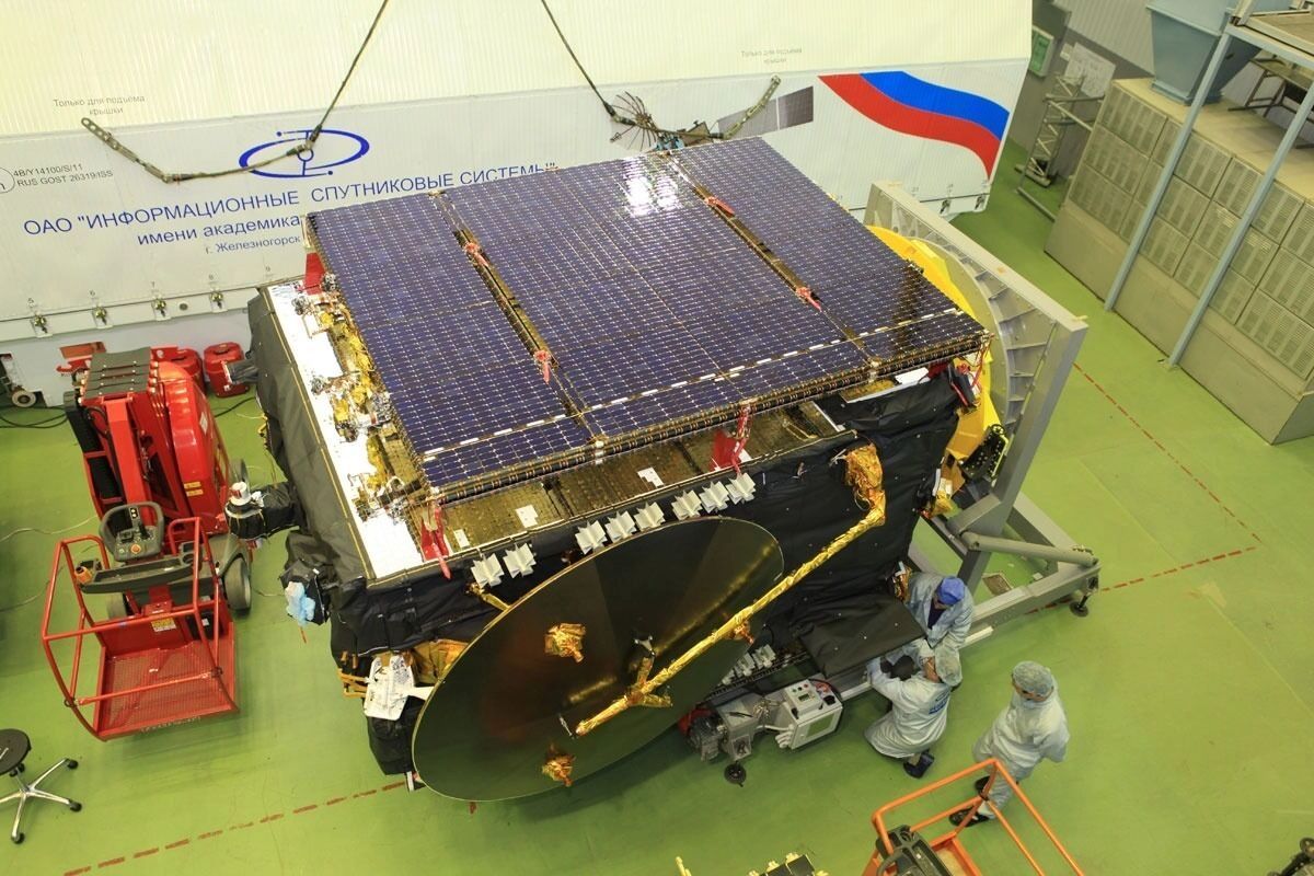 Сборка спутника Спутник «Экспресс-АТ1»