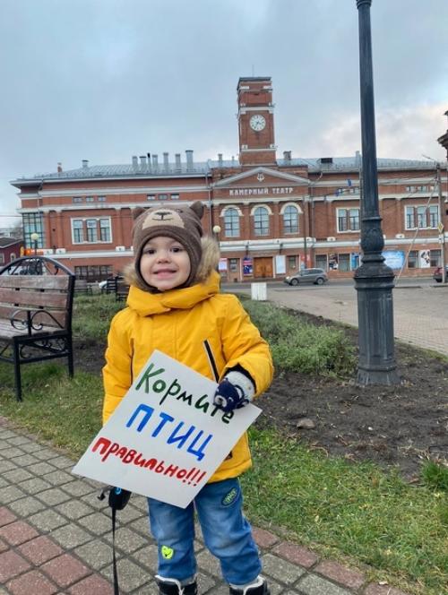 Воспитанник детского сада 126 женя Егоров решил напомнить, что птиц важно кормить правильно.