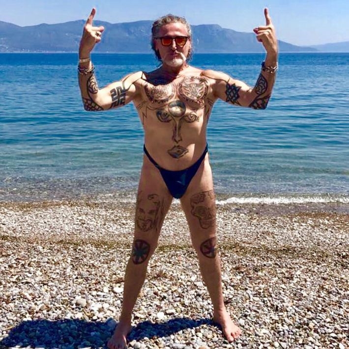 О-па, ну и вид: Фото 56-летнего Джигурды в стрингах высмеяли в Сети 