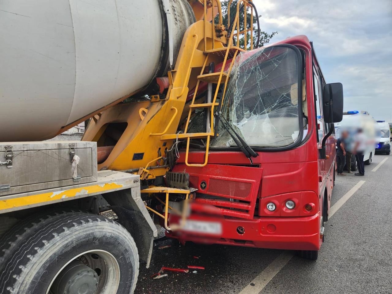 В Краснодаре семь пассажиров автобуса пострадали в ДТП с бетономешалкой