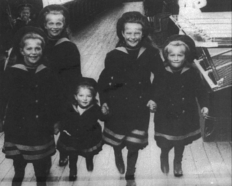 На данном изображении может находиться: 6 человек, люди сидят, ребенок и ночь