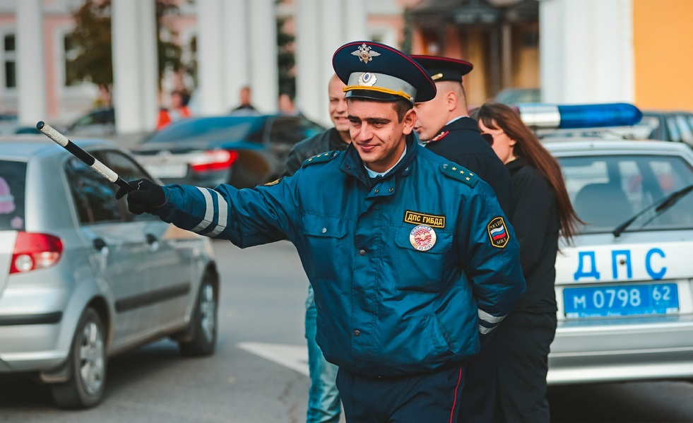 Обеспечить безопасность дорожного движения. Красивый инспектор ДПС
