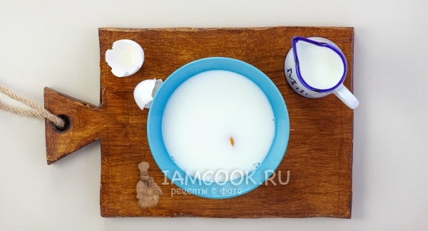 Добавить яйцо, молоко и сахар