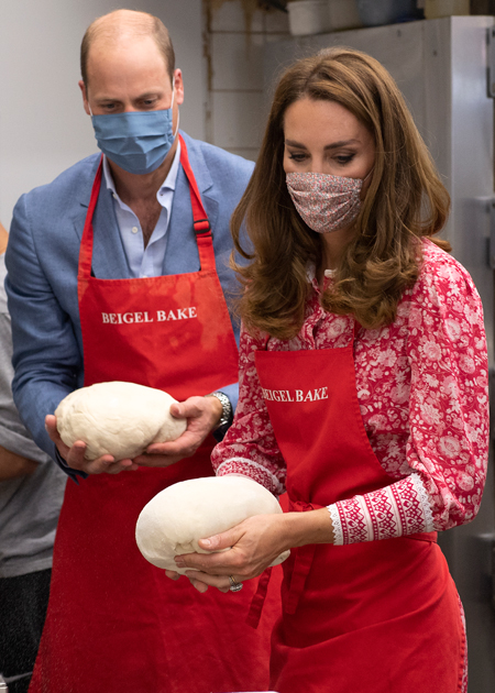 Кейт Миддлтон и принц Уильям с детьми испекли пирожные для ветеранов Кейт Миддлтон и принц Уильям с детьми испекли пирожные для ветеранов Монархи,Британские монархи